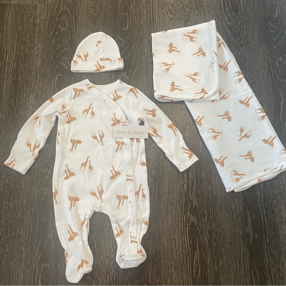 NWT Ever & Ever 3 Piece Giraffe Layette Set
